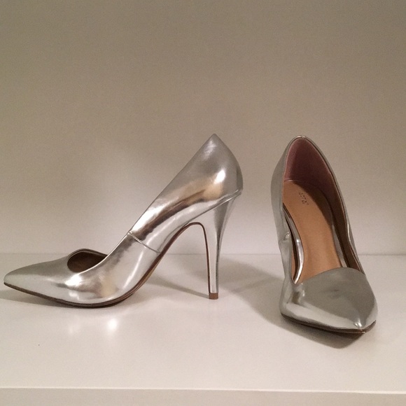 Apt. 9 Shoes - Metallic Silver pumps